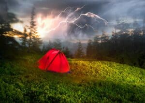 Zelt unter Gewitter Himmel (depositphotos.com)